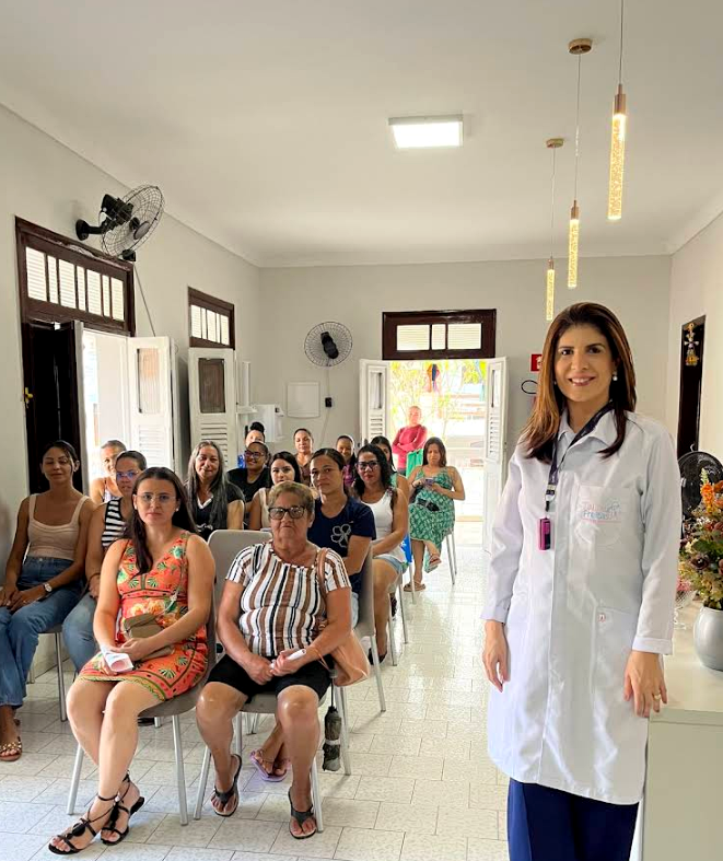 Clínica Med + Saúde com equipe e pacientes